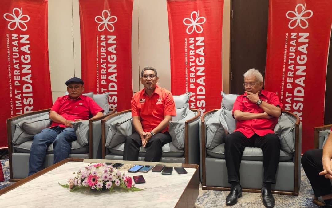 Ronald (kiri) bersama Ahmad Faizal (tengah) dan Hamzah (kanan) ketika sidang akhbar selepas menghadiri Taklimat Peraturan Persidangan Bersatu Sabah di Pusat Konvensyen Antarabangsa Sabah (SICC), Kota Kinabalu.