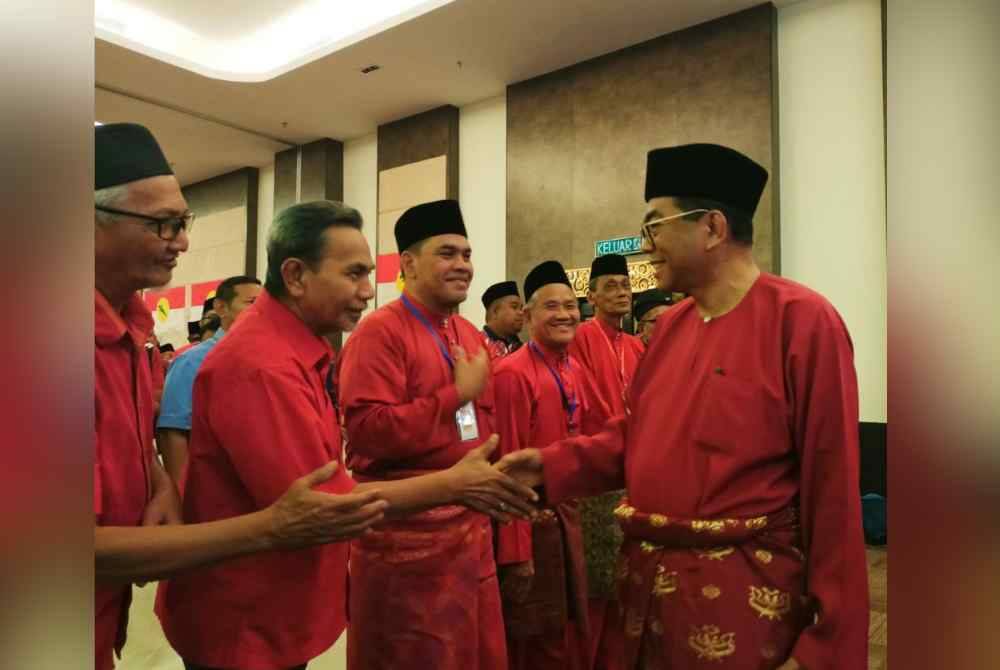 Mohamed Khaled (kanan) menyantuni barisan perwakilan yang hadir dalam Mesyuarat Perwakilan UMNO Bahagian Parit 2024 di D Hotel Seri Iskandar pada Ahad.