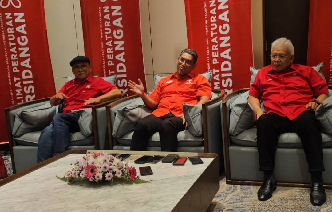 Ronald (kiri) bersama Ahmad Faizal (tengah) dan Hamzah (kanan) ketika hadir pada sidang akhbar selepas menghadiri Taklimat Peraturan Persidangan Bersatu Sabah di Pusat Konvensyen Antarabangsa Sabah (SICC), Kota Kinabalu.