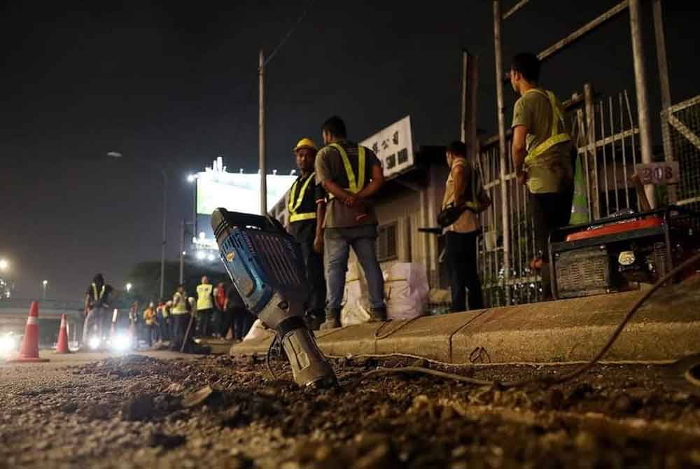 Tindakan khas pematuhan SOP kerja korekan jalan dilakukan DBKL pada malam Sabtu.Foto DBKL