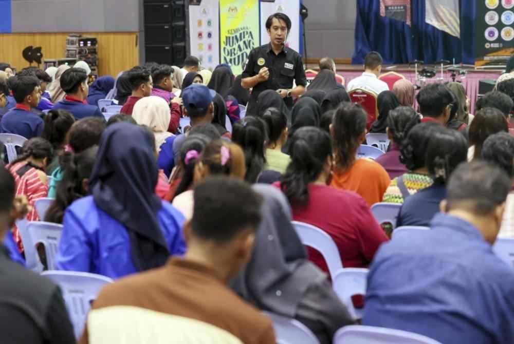 Adam Adli berucap pada Program Kembara Jumpa Orang Muda (JOM) pada Ahad. Foto Bernama