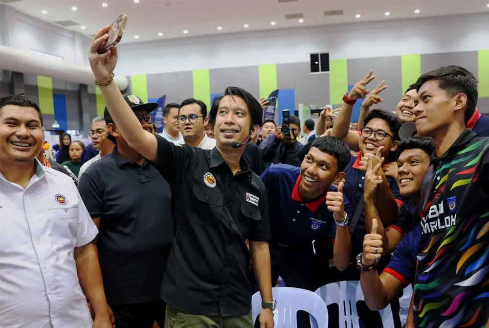 Adam Adli (dua dari kiri) berswafoto dengan sebahagian belia yang hadir pada Program Kembara Jumpa Orang Muda (JOM) hari ini. - Foto: Bernama