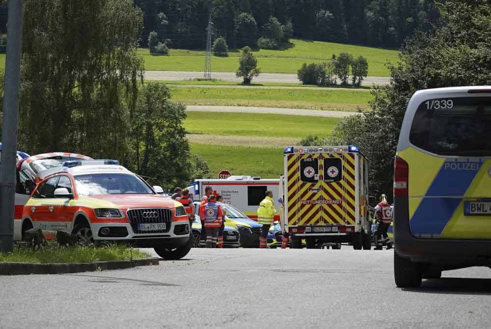 Anggota kecemasan dan polis berada di lokasi kejadian susulan kejadian tembakan di Lautlingen, Baden-Württemberg, Jerman pada Ahad. - Foto: AP