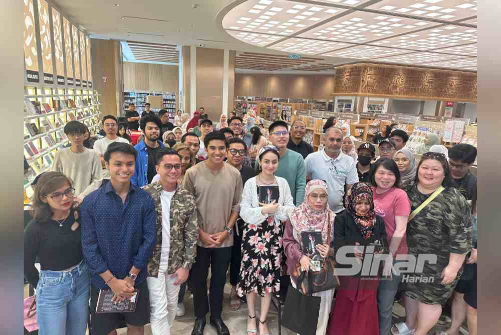 Syed Saddiq (tengah) bergambar bersama pembaca Jalan Tegak selepas sesi temu mesra di sini pada Ahad. Foto Sinar Harian/ AISYAH BASARUDDIN