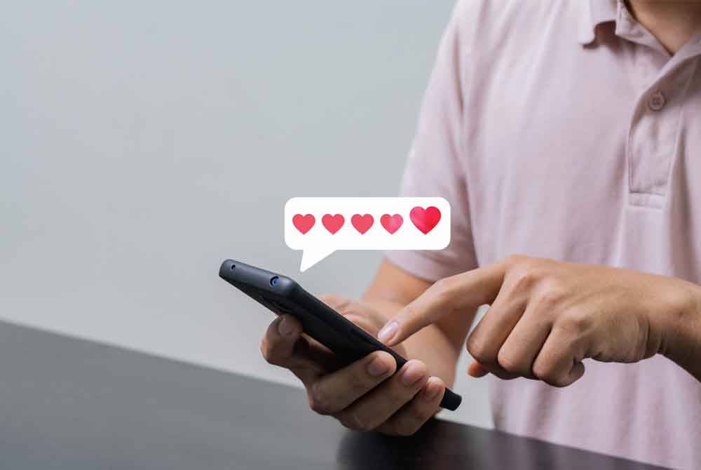 Ingatlah percintaan melalui media sosial ataupun platform ‘dating’ dalam talian adalah tidak benar. Foto hiasan