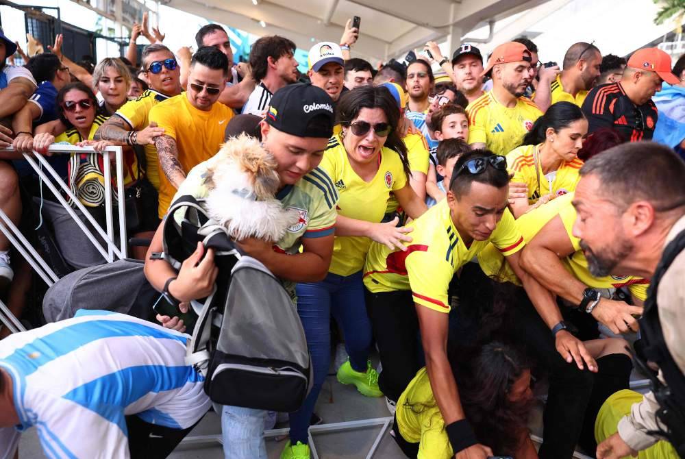 Sebahagian penyokong yang tidak mempunyai tiket cuba memasuki Stadium Hard Rock, Miami. Foto AFP