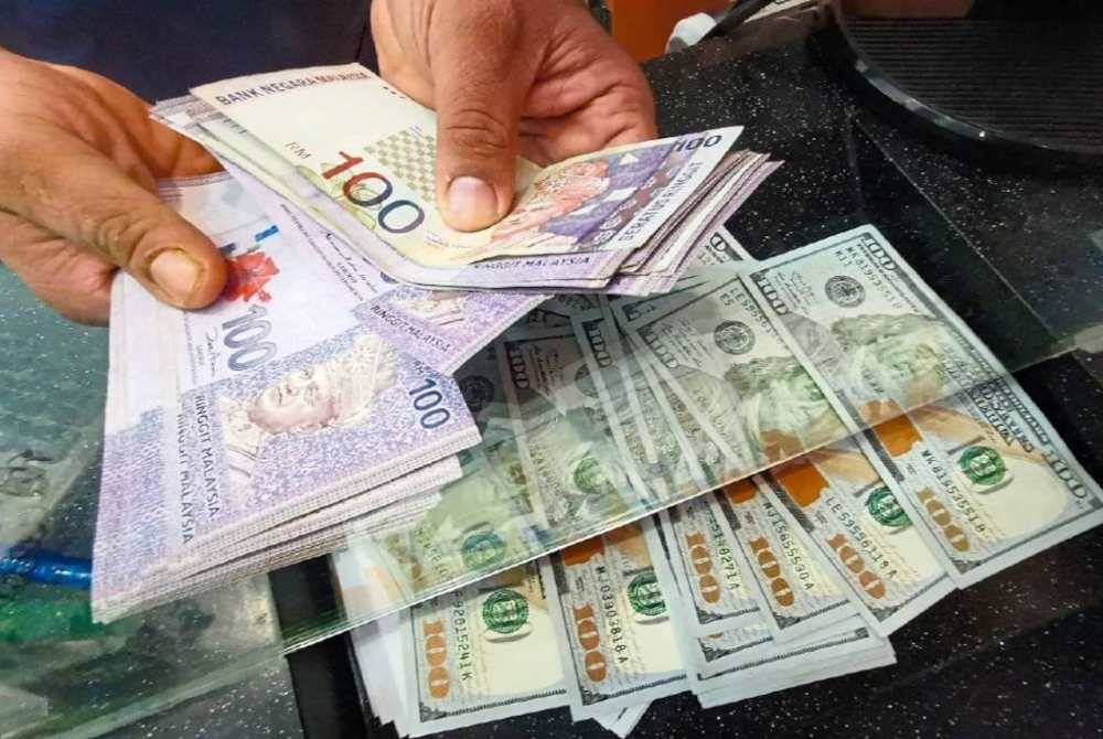 Ringgit dibuka rendah berbanding dolar AS pada Isnin berikutan aktiviti pengambilan untung yang sederhana. Gambar hiasan