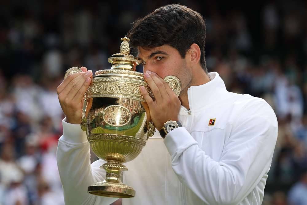 Alcaraz mengungguli gelaran Wimbledon setelah menewaskan Djokovic dalam aksi final di London pada malam Ahad. Foto EPA