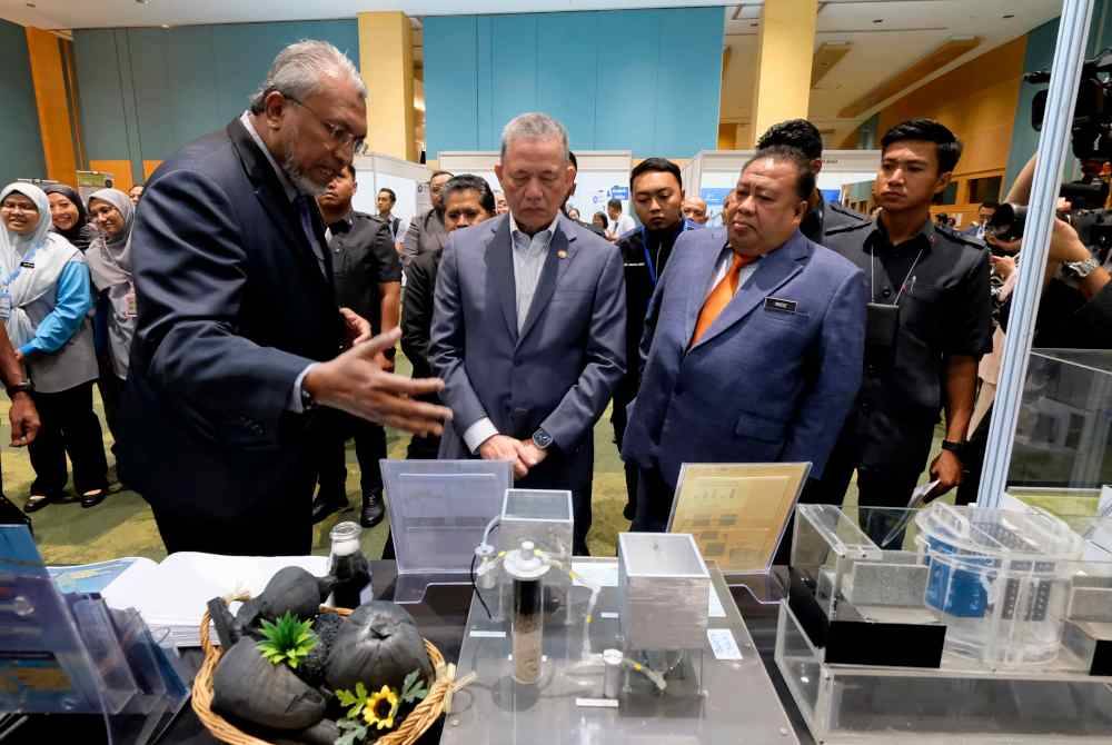 Fadillah (depan, tengah) melawat tapak pameran selepas merasmikan Seminar Mikroplastik Kebangsaan Pertama 2024 di PICC pada Isnin. Foto Bernama