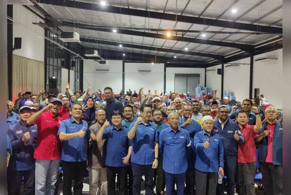 Muhyiddin bergambar bersama-sama kepimpinan Bersatu dan ahli parti itu yang hadir pada Himpunan Rakyat Bantah Keputusan Speaker Parlimen di Glass V1 Boutique Hotel pada Ahad.