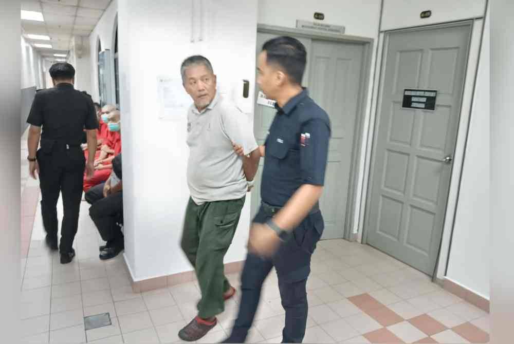 Roslan didakwa di Mahkamah Sesyen Johor Bahru pada Isnin atas pertuduhan mengabaikan anak lelakinya dengan membiarkannya tidur di kaki lima rumah flat di Pasir Gudang.