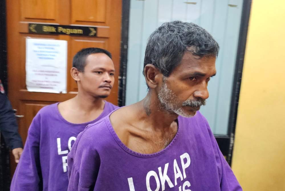 Supramany (kanan) dan Muhammad Amir Rashid dipenjara 14 hari gagal memberi penjelasan berhubung pemilikan 40 biji kelapa di Mahkamah Majistret Teluk Intan, pada Isnin.