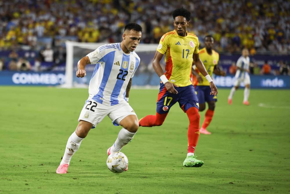 Martinez (kiri) meledak gol kemenangan ketika membantu Argentina muncul juara Copa America setelah menewaskan Colombia 1-0 dalam aksi final di Miami pada Isnin. Foto EPA