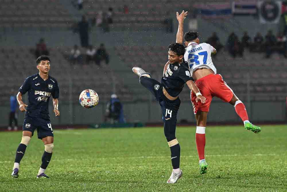 Aksi pemain KL City FC, Haqimi Azim (kanan) dikasari pemain Selangor FC, Zikri Khalili (kiri) ketika perlawanan Liga Super 2024 antara KL City FC menentang Selangor FC di Stadium Bola Sepak Kuala Lumpur, pada malam Ahad. Foto Bernama