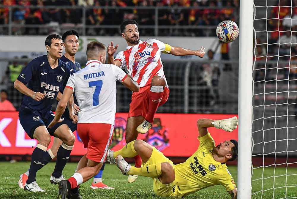 Pemain KL City, Paulo Josue (dua, kanan) melakukan percubaan sambil dihalang penjaga gol Selangor FC, Samuel Somerville (kanan) ketika perlawanan Liga Super 2024 di Stadium Bola Sepak Kuala Lumpur pada Ahad. Foto Bernama