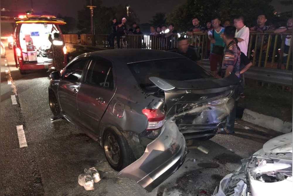 Kemalangan melibatkan empat kenderaan di KM11 Jalan Johor Bahru-Kota Tinggi pada awal pagi Isnin. Foto Polis