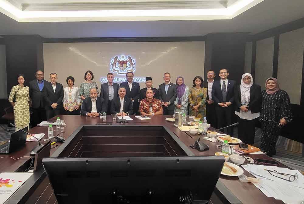 Syed Ibrahim dan ahli-ahli sekretariat KRPPM-IGAR selepas mesyuarat di bangunan Parlimen pada Isnin.