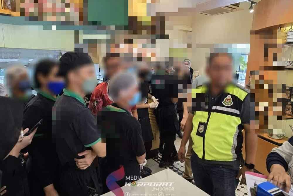 Sebahagian pekerja warga asing ditahan Jabatan Imigresen Malaysia (JIM) Negeri Johor, hasil serbuan yang dijalankan di empat premis kopitiam di negeri ini, pada Sabtu. - Foto: JIM Johor