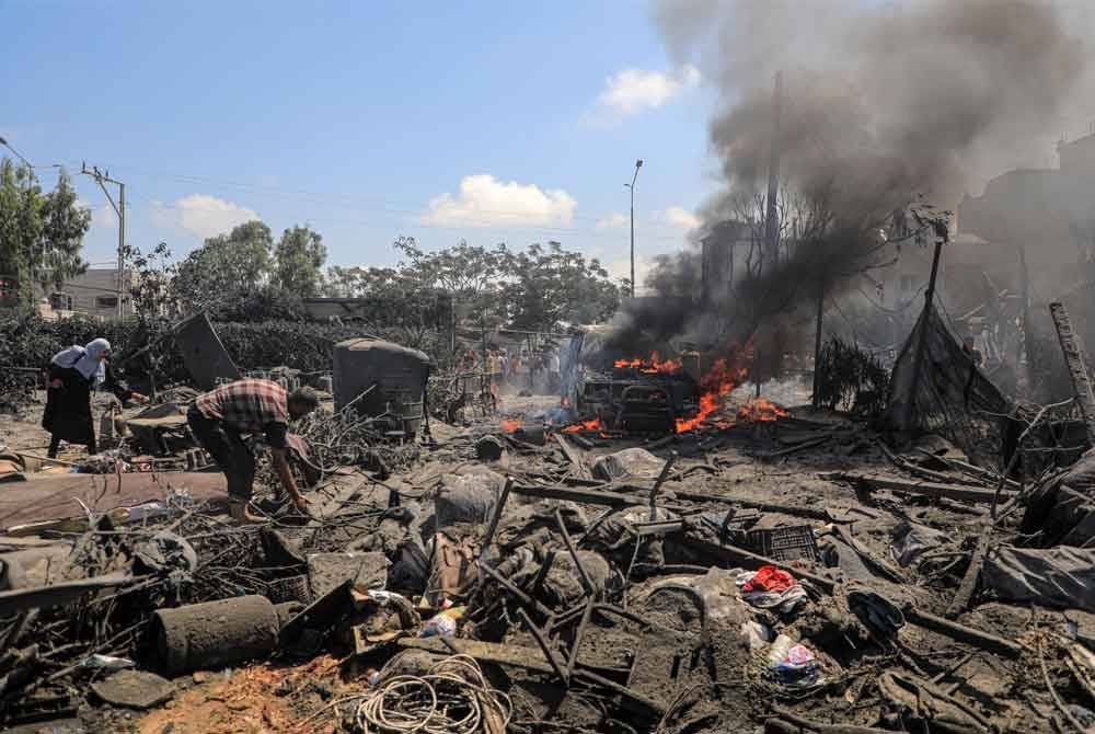 Kemusnahan bangunan dan kenderaan akibat serangan udara Israel di kawasan Mawasi di bandar selatan Genting Gaza Khan Younis. Foto Xinhua