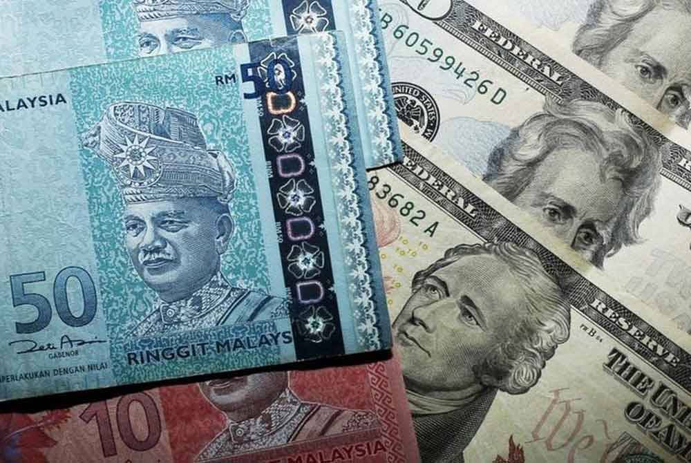 Pada 6 petang, ringgit turun kepada 4.6725/6745 berbanding dolar AS$4.6700/6730 ketika ditutup pada Jumaat. Foto hiasan