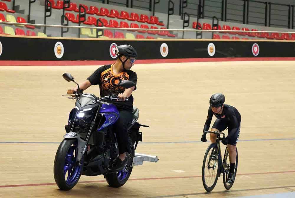 Nurul Izzah (kanan) perlu mempertingkatkan lagi isu taktikal dan teknik kayuhan menjelang Sukan Olimpik di Paris akhir bulan ini. Foto Agensi.