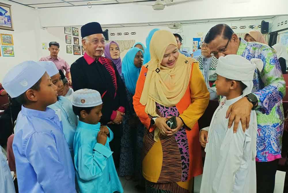 Salbiah bersama Dr Tengku Mahmud (kiri) menyantuni anak-anak yatim yang hadir dalam program Semarak Kasih Muharam sempena Hari Anak Yatim 2024 di Pertubuhan Kebajikan Anak Yatim/Miskin Dahikmah pada Isnin.