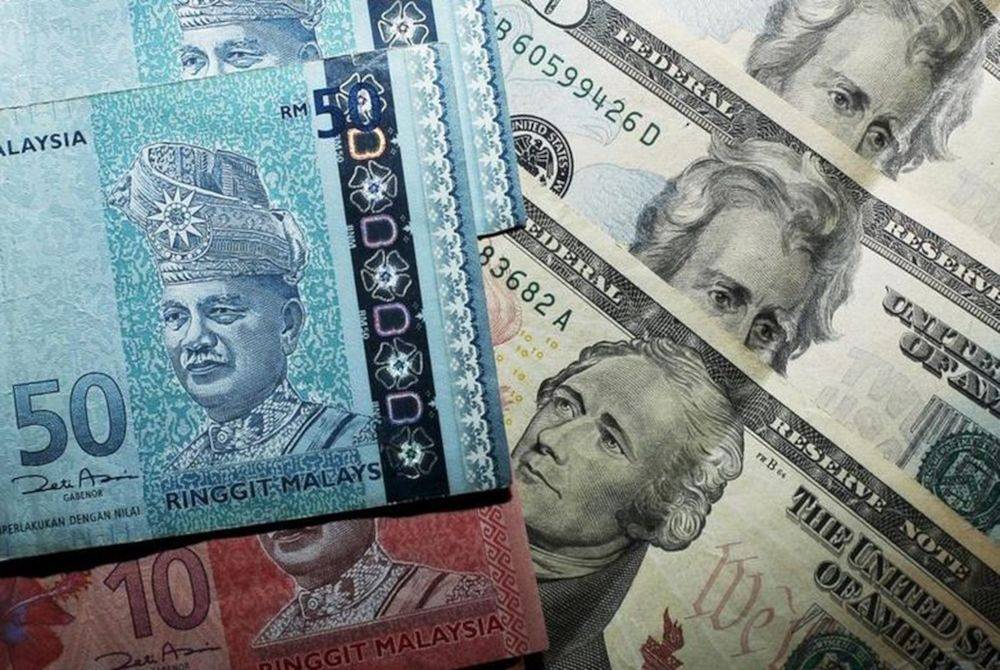 Pada 6 petang, ringgit turun kepada 4.6725/6745 berbanding dolar AS.6700/6730 ketika ditutup pada Jumaat. Foto hiasan