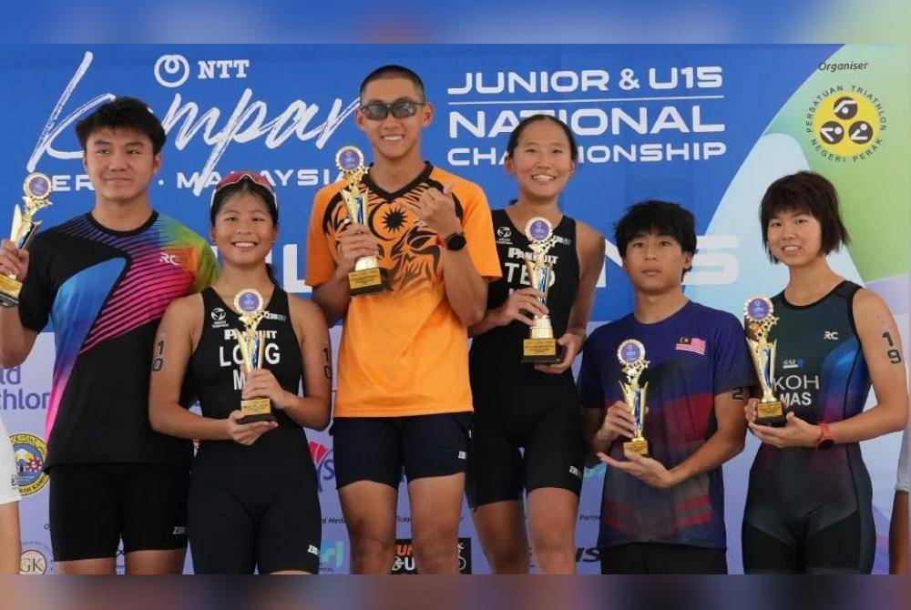 Isaac (tiga dari kiri) dan Sze Hui (tiga dari kanan) meraikan kejayaan pada Piala Triatlon Remaja Asia 2024 di Kampar, Perak.