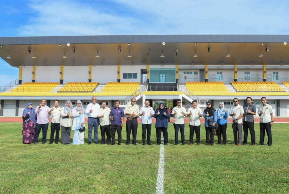 Pengurusan universiti dan pihak JKR merakam gambar dihadapan Kompeks Sukan UniSZA di Kampus Gong Badak, Kuala Nerus.