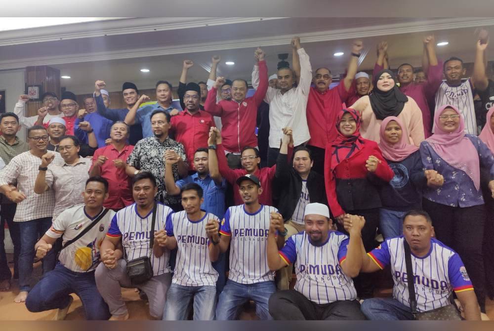 Kepimpinan UMNO Bahagian Tanjong Karang termasuk sayap Pemuda dan Puteri serta cawangan menyatakan solidariti selepas sidang akhbar di Bangunan UMNO Tanjong Karang di sini pada Isnin malam.