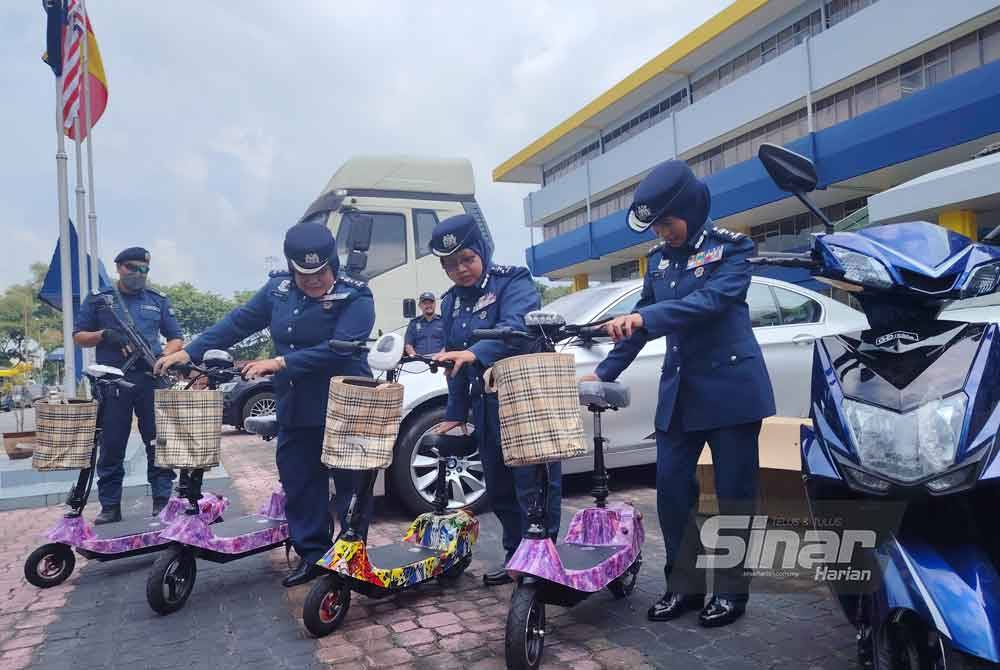 Norlela (dua dari kanan) menunjukkan e-bike yang dirampas pihaknya susulan pemeriksaan sebuah kontena di Pelabuhan Utara, Klang pada 3 Julai lalu.