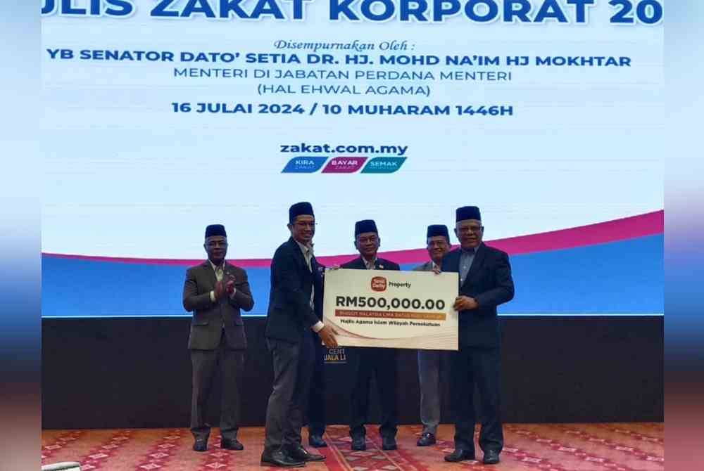 Wakil syarikat menyerahkan zakat perniagaan kepada Abdul Hakim (kanan) disaksikan Mohd Na&#039;im (tengah) pada Selasa.