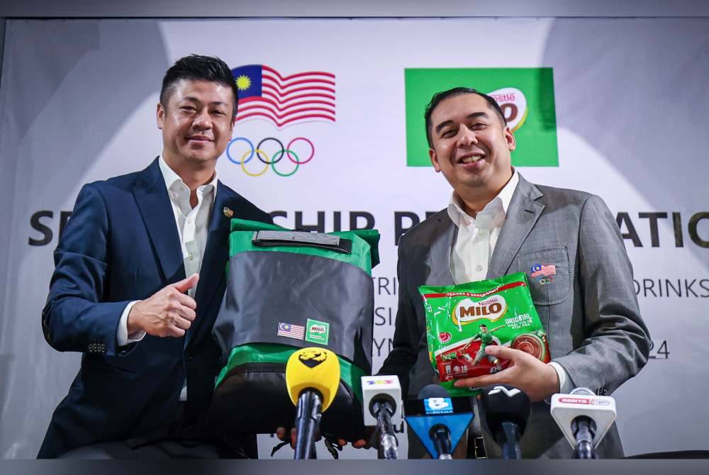 Mohd Nazifuddin (kanan) bersama Pengurus Pemasaran Sukan Unit Bisnes MILO, Lim Kerwin bersama produk MILO pada majlis memperkenalkan penajaan MILO untuk Sukan Olimpik Paris 2024 di Wisma OCM hari ini. Foto Bernama