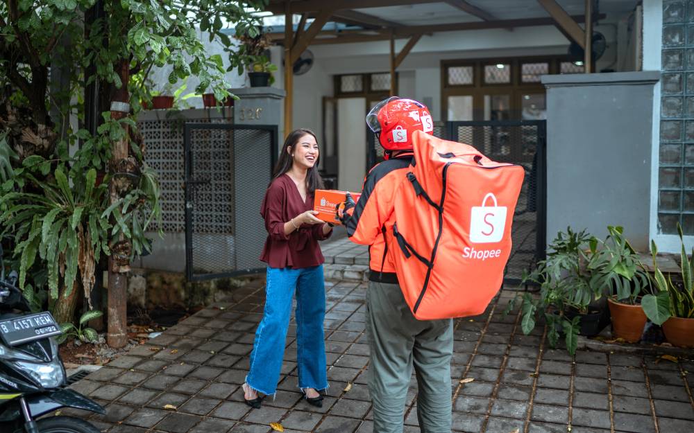 Bekerjasama dengan rangkaian rakan logistik pihak ketiga (3PLs), Shopee juga melancarkan penghantaran percuma di seluruh platform mulai Julai 2024 untuk menambah nilai kepada pelanggan.