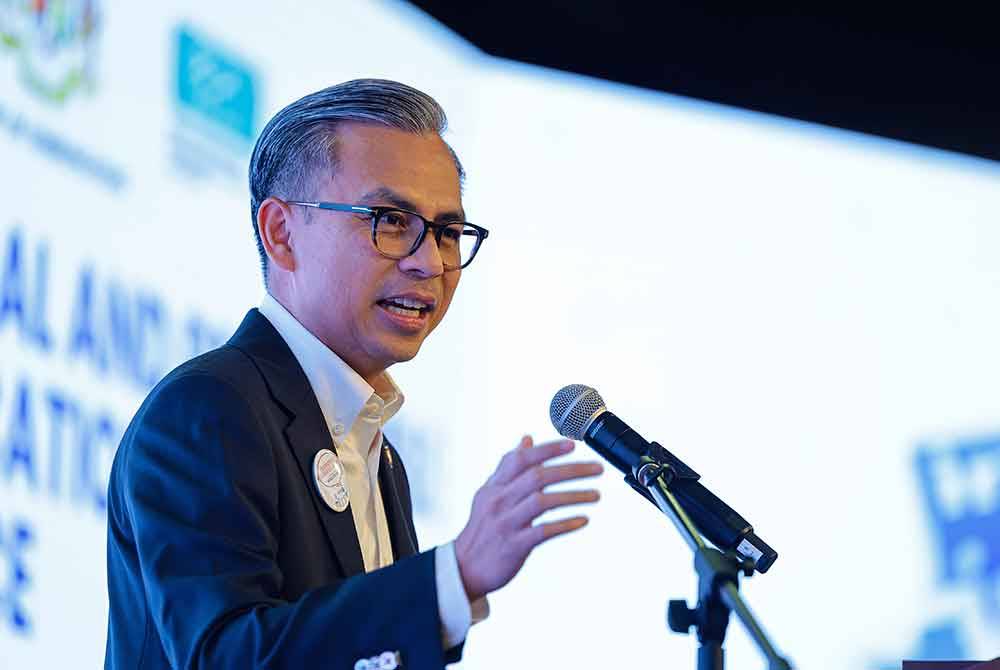 Fahmi Fadzil ketika berucap pada "IPRM Conference on Ethical and Responsible Communication in conjunction with the World PR Day” di Kompleks Kementerian Komunikasi hari ini. - Foto: Bernama