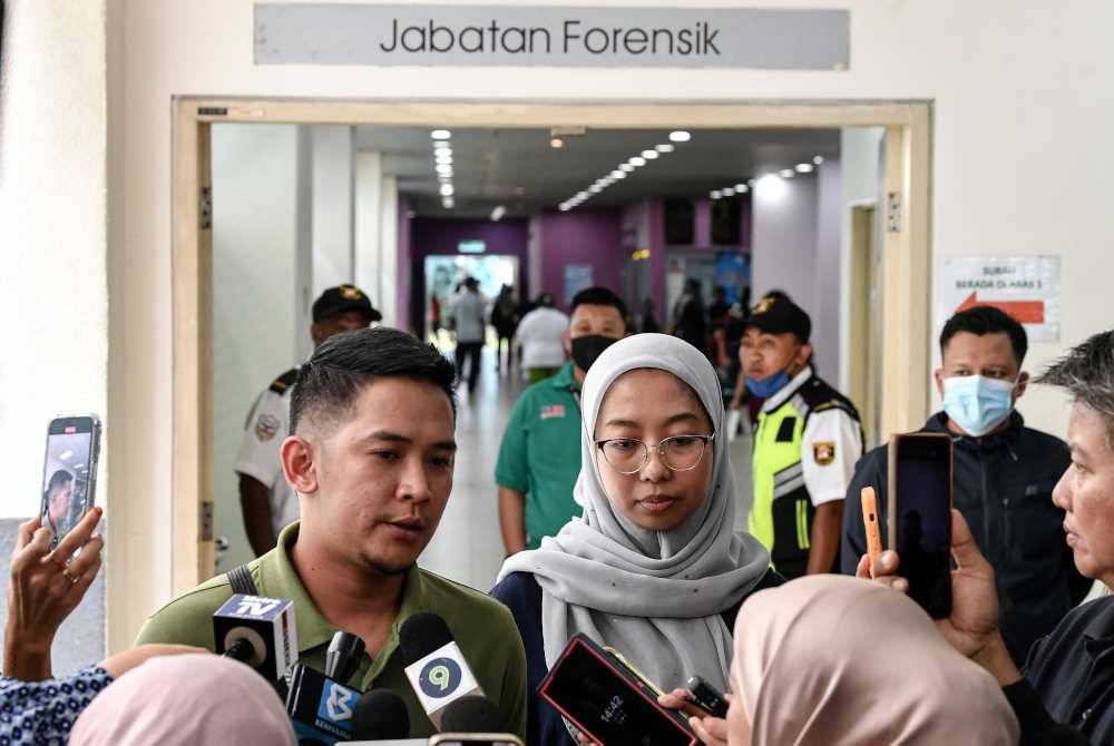 Ahli keluarga dipercayai waris kepada Nur Farah Kartini Abdullah iaitu Syeril Norsyuhada (kanan) dan Farizza Azmi Abdullah (kiri) ditemui pemberita semasa hadir untuk pengecaman mangsa di Jabatan Forensik Hospital Sungai Buloh pada Selasa. Foto Bernama