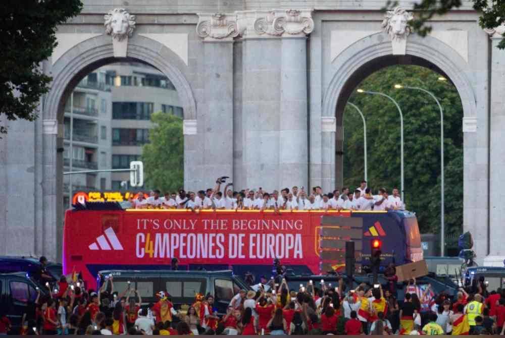 Pemain pasukan Sepanyol diraikan di Dataran Cibeles, Madrid selepas muncul juara UEFA Euro 2024 - Foto: Xinhua