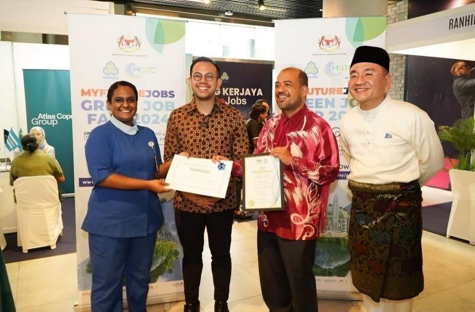 ​​​​​​​Dua dari kiri Menteri Sumber Manusia, Steven Sim Chee Keong menyampaikan sijil penghargaan kepada Jururawat Kanan, Nisha Kristen wakil majikan IHH Healthcare Malaysia yang menawarkan jawatan jururawat dalam program MYFutureJobs Green Job Fair 2024.