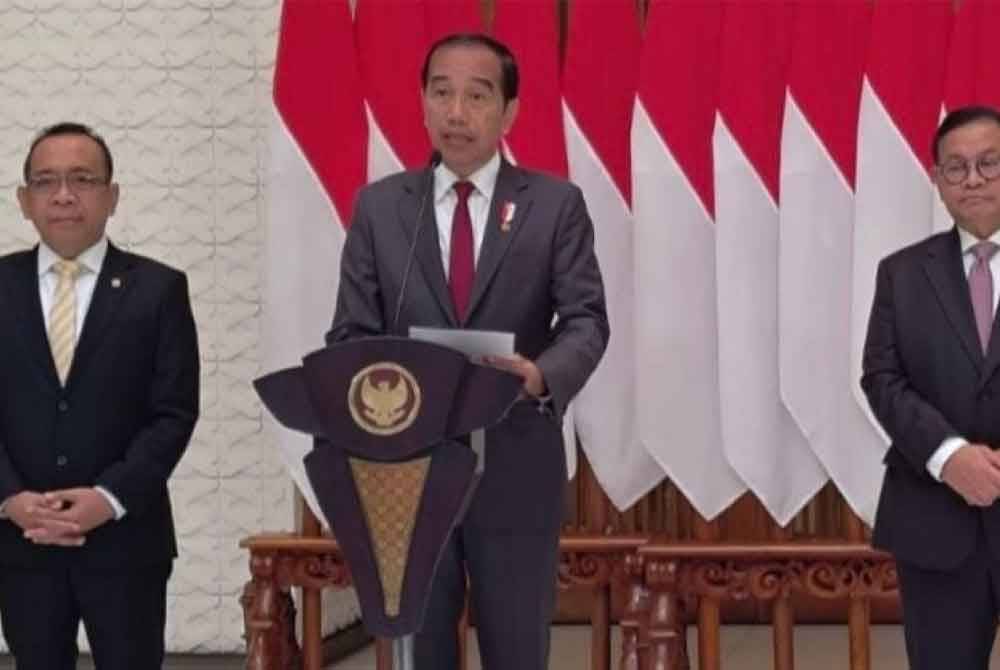 Jokowi (tengah) bercakap kepada pemberita pada Selasa. Agensi