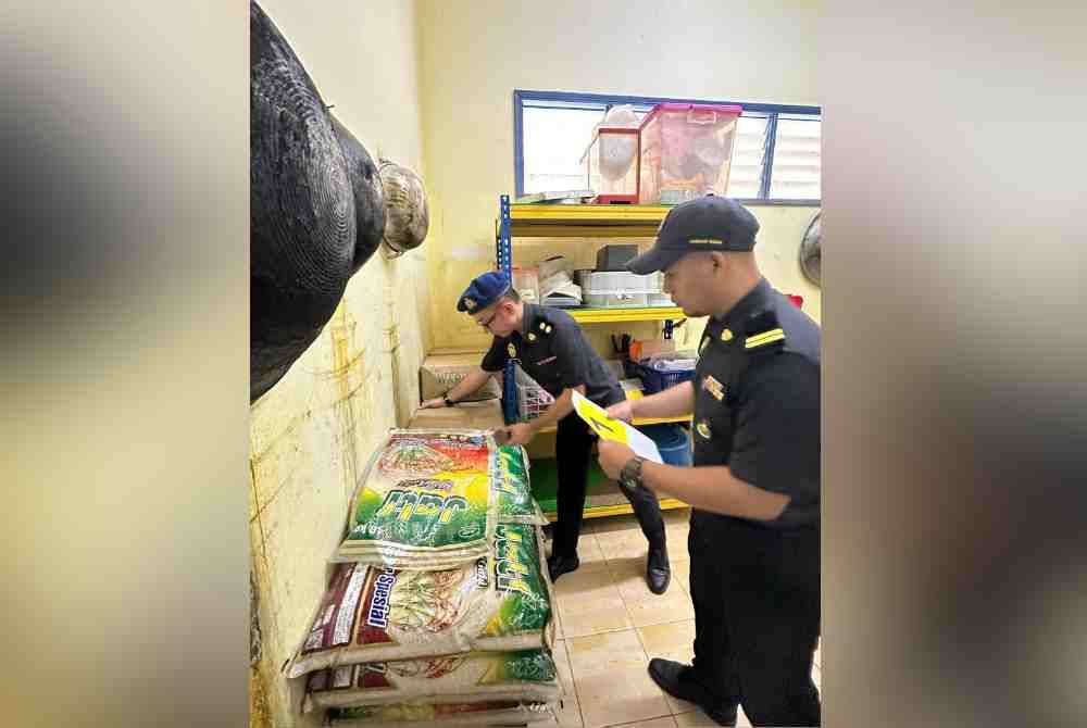 KPDN Negeri Sembilan menyerbu sebuah kantin sekolah menengah di Nilai pada Selasa selepas disyaki menyimpan minyak masak peket secara haram bagi tujuan memasak makanan pelajar. Foto KPDN NS