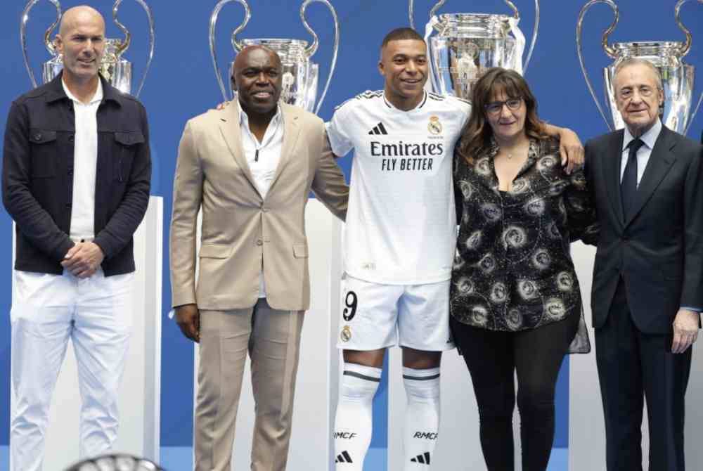 Kylian Mbappe bergambar bersama pengerusi Real Madrid ,Florentino Perez (kanan), bekas pemain Zinedine Zidane (kiri), bapanya Wilfried Mbappe dan ibunya Fayza Lamari semasa diperkenalkan sebagai pemain Real Madrid di Stadium Santiago Bernabeu di Madrid, Sepanyol, Foto EPA