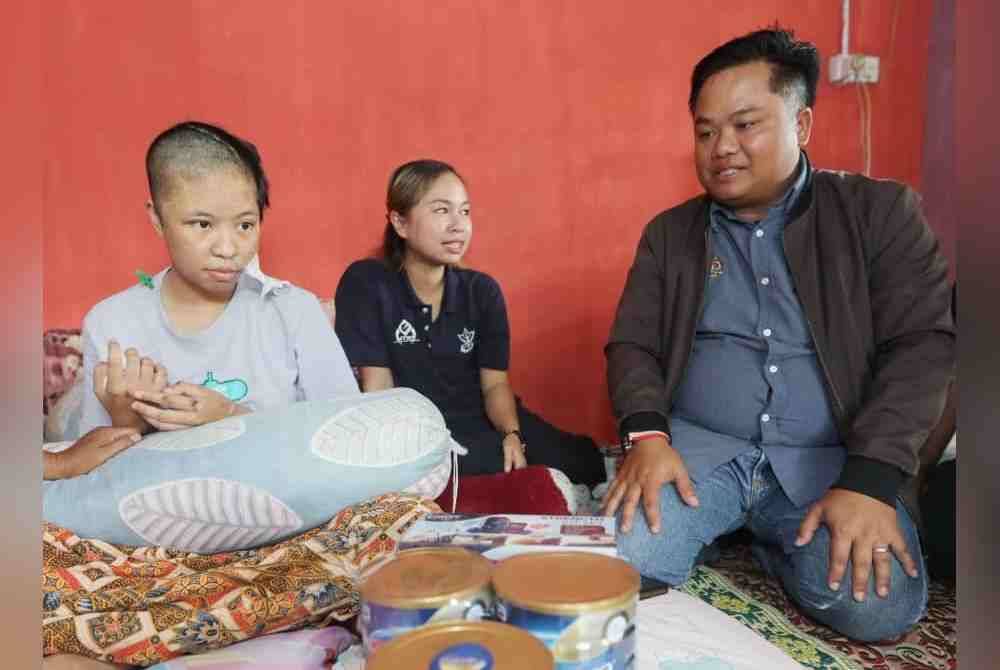 Johari (kanan) melawat Susan (kiri ) di Rancangan Penempatan Semula (RPS) Bukit Serok, di Muadzam Shah, Rompin pada Isnin. Foto Jakoa Pahang.