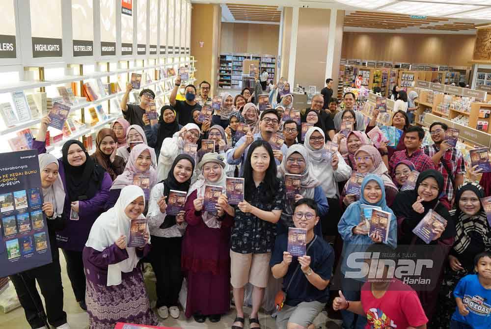 Penulis buku dari Korea, Hwang Bo-Reum bergambar bersama peminat pada majlis Temu Mesra Bersama Penulis Korea yang diadakan di MPH Bookstore, The Exchange TRX pada Selasa. Foto Sinar Harian - ROSLI TALIB