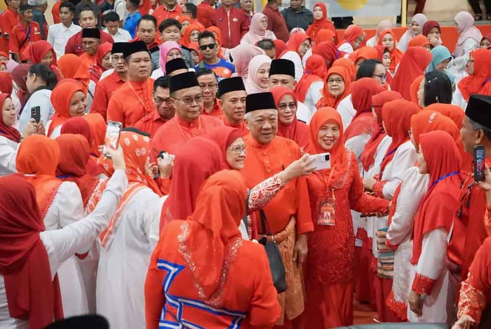 Bung Moktar bertemu dengan ahli UMNO ketika hadir merasmikan Mesyuarat Perwakilan UMNO Bahagian Beaufort di Dewan Masyarakat Datuk Shahbandar Makang di Kuala Penyu.