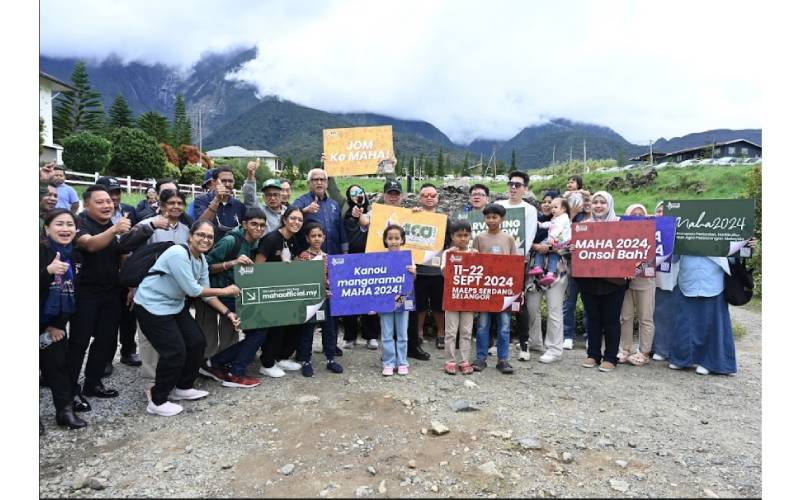 Mohamad bersama orang ramai dalam salah satu program yang dihadiri sempena Konvoi Jelajah Road To MAHA @Sabah 2024, yang menjelajah ke beberapa lokasi pertanian di Sabah selama tiga hari.