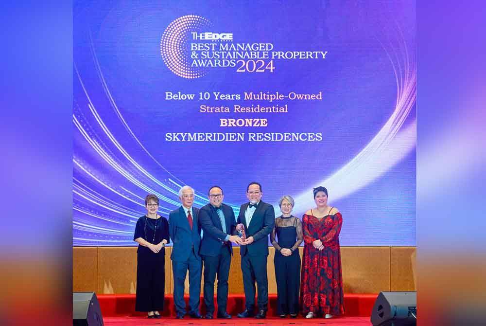 Chee Seng (tiga dari kiri) dan Pengarah Urusan Pengurusan Harta Transpacc, Tan Beng Hwa (tiga dari kanan) menerima Anugerah Hartanah Terurus dan Lestari terbaik The Edge Malaysia 2024 di One World Hotel, Petaling Jaya.