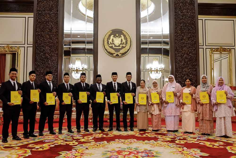 Seramai 14 penuntut IPT bergambar pada Majlis Pengurniaan Biasiswa Yang di-Pertuan Agong di Istana Negara pada Rabu. Foto Bernama