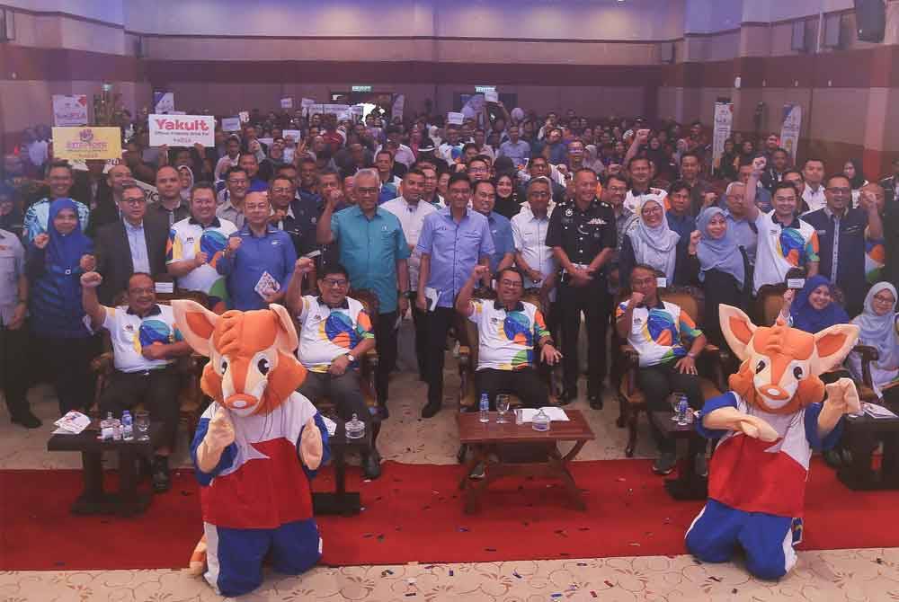 Timbalan Menteri KPT, Datuk Mustapha Sakmud (duduk tengah) selepas Majlis Pelancaran SUKIPT 2024 di UUM, Changlun pada Rabu.