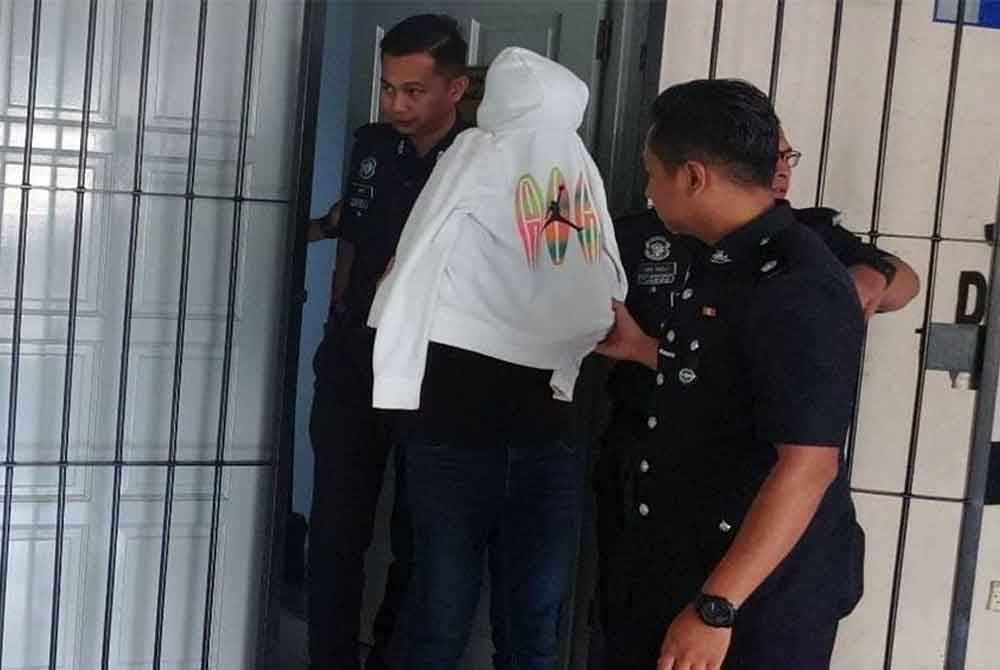 Tertuduh ketika dibawa ke Mahkamah Majistret Ampang pada Rabu. Foto Bernama