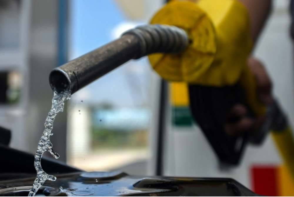 Harga RON97 dan RON95 serta diesel kekal masing-masing pada paras RM3.47, RM2.05 dan RM3.35 seliter. Foto hiasan